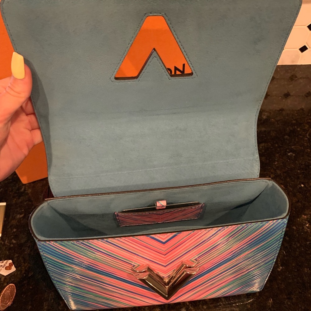 Limited Edition Louis Vuitton Twist MM - Picture 6 of 8